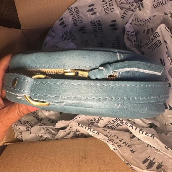 Portland Leather Large Circle Crossbody in Aqua. C-grade bag. - Picture 4 of 12